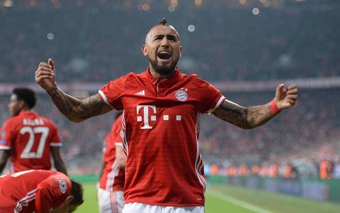FUSSBALL CHAMPIONS LEAGUE SAISON 2016 2017 ACHTELFINALE HINSPIEL FC Bayern Muenchen - Arsenal London 15.02.2017 Torjubel: Arturo Vidal (FC Bayern Muenchen) 