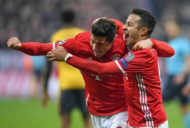 FUSSBALL CHAMPIONS LEAGUE SAISON 2016 2017 ACHTELFINALE HINSPIEL FC Bayern Muenchen - Arsenal London 15.02.2017 Torjubel: Robert Lewandowski (li) und Thiago Alcantara (re, beide FC Bayern Muenchen) 