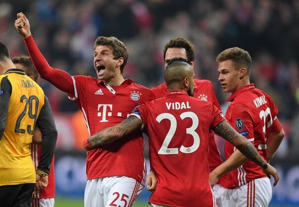 FUSSBALL CHAMPIONS LEAGUE SAISON 2016 2017 ACHTELFINALE HINSPIEL FC Bayern Muenchen - Arsenal London 15.02.2017 Torjubel: Thomas Mueller, Mats Hummels, Arturo Vidal und Joshua Kimmich (v.l., alle FC Bayern Muenchen). 