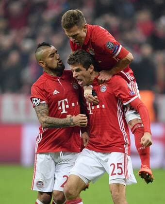 FUSSBALL CHAMPIONS LEAGUE SAISON 2016 2017 ACHTELFINALE HINSPIEL FC Bayern Muenchen - Arsenal London 15.02.2017 Torjubel: Arturo Vidal, Thomas Mueller und Joshua Kimmich (v.l., alle FC Bayern Muenchen). 
