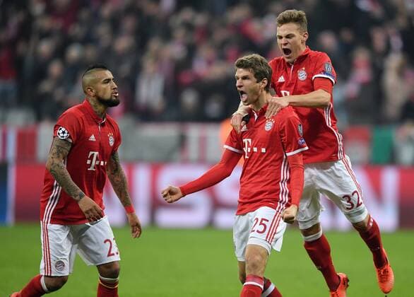 FUSSBALL CHAMPIONS LEAGUE SAISON 2016 2017 ACHTELFINALE HINSPIEL FC Bayern Muenchen - Arsenal London 15.02.2017 Torjubel: Arturo Vidal, Thomas Mueller und Joshua Kimmich (v.l., alle FC Bayern Muenchen). 