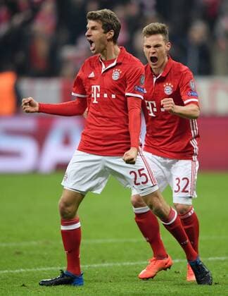 FUSSBALL CHAMPIONS LEAGUE SAISON 2016 2017 ACHTELFINALE HINSPIEL FC Bayern Muenchen - Arsenal London 15.02.2017 Torjubel: Thomas Mueller und Joshua Kimmich (v.l., beide FC Bayern Muenchen). 