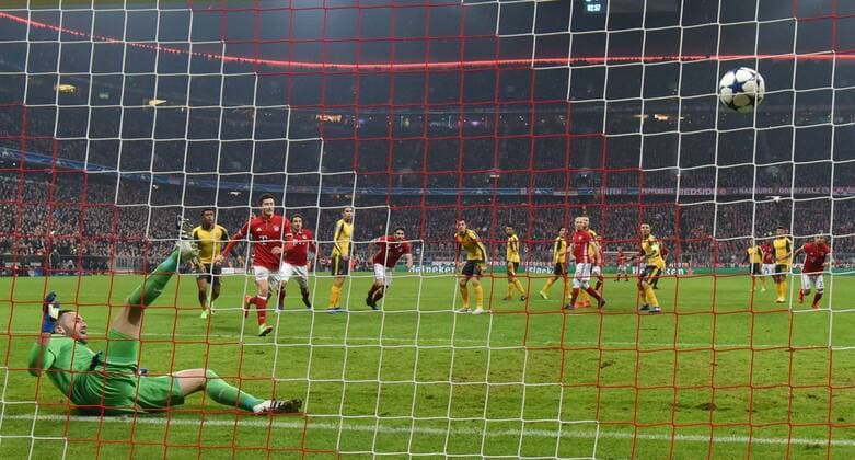 15.02.2017, Fussball, UEFA Champions League, Saison 2016 2017, Achtelfinale, FC Bayern Muenchen - Arsenal London 5:1, Thiago Alcantara (Bayern Muenchen), hinten verd. erzielt gegen David Ospina (Arsenal London) das Tor zum 4:1