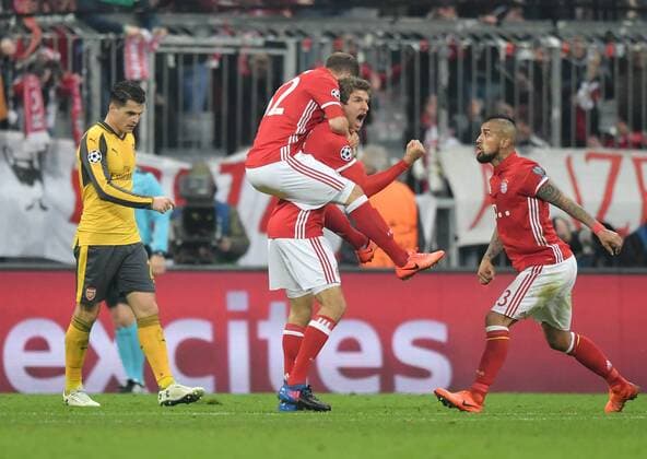 15.02.2017, Fussball, UEFA Champions League, Saison 2016 2017, Achtelfinale, FC Bayern Muenchen - Arsenal London 5:1, Jubel (v.re.) Arturo Vidal (Bayern Muenchen), Thomas Mueller, Thomas Müller (Bayern Muenchen), Joshua Kimmich (Bayern Muenchen), links Granit Xhaka (Arsenal London)