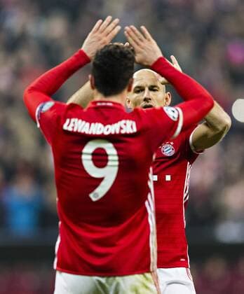 München, 15.02.2017 Torjubel: Robert Lewandowski (FCB), Arjen Robben (FCB) Bayern München - Arsenal London