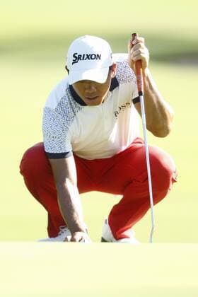 Bilder des Tages - SPORT February 16th 2017, Lake Karrinyup Country Club, Perth, Western Australia, Australia; ISPS Handa World Super 6 Perth Golf Tournament Day 1; Wu Ashun (CHN) lines up his putt on the 13th hole during the opening round of the ISPS Handa World Super 6 Golf Tournament; xDavidxWoodleyx  ActionPlus11846747