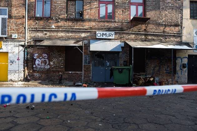 Bilder des Tages - SPORT Fußball, EL, Ajax Fans im Warschauer Club Chmury attackiert worden Attack on AFC Ajax fans in Warsaw An exterior view of the Chmury (Clouds) club in Warsaw s northern Praga district where AFC Ajax fans were attacked overnight on February 16, 2016 in Warsaw, Poland. It was stated, that a group of about a 50 black-clothed emblemless attackers threw bottles and stones at the club where the Dutch fans, who are in Warsaw for UEFA Europa League Legia vs. AFC Ajax match, were gathering at night. The group of aggressors fled the site just before the arrival of police while Ajax fans barricaded themselves inside the hostel where they are staying. No causalities were reported.  EN_01245927_0005