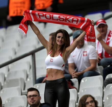 Paris, Frankreich, 16.06.2016, Europameisterschaft, Deutschland - Polen, Sexy Weiblicher Polnischer Fan auf der Tribuene ( DeFodi506