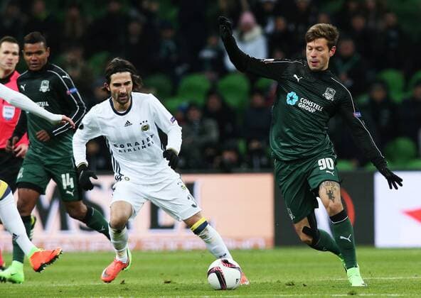 FuÃŸball, EL, FK Krasnodar - Fenerbahce Istanbul KRASNODAR, RUSSIA - FEBRUARY 16, 2017: Fenerbahce Istanbulâ€™s Hasan Ali Kaldirim (L) and FC Krasnodar s Fedor Smolov fight for the ball in their 2016-17 UEFA Europa League Round of 32, 1st leg football match at Krasnodar Stadium. Vitaly Timkiv TASS  TS041667