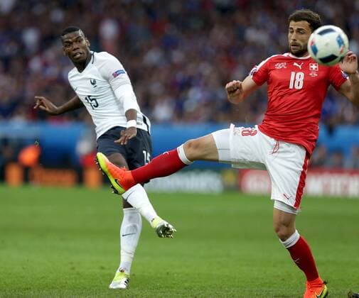 Lille, Frankreich, 19.06.2016, Europameisterschaft, Schweitz - Frankreich, Paul Pogba (Frankreich), Admir Mehmedi (Schweiz) ( DeFodi506