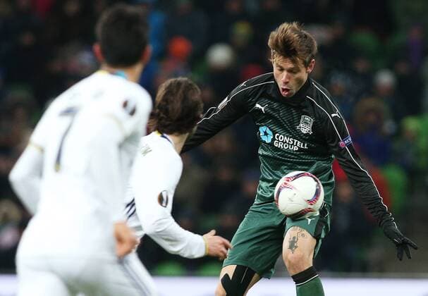 KRASNODAR, RUSSIA - FEBRUARY 16, 2017: FC Krasnodar s Fedor Smolov (R) in action in the 2016-17 UEFA Europa League Round of 32, 1st leg football match against Fenerbahce Istanbul at Krasnodar Stadium. Vitaly Timkiv TASS  TS0416BE