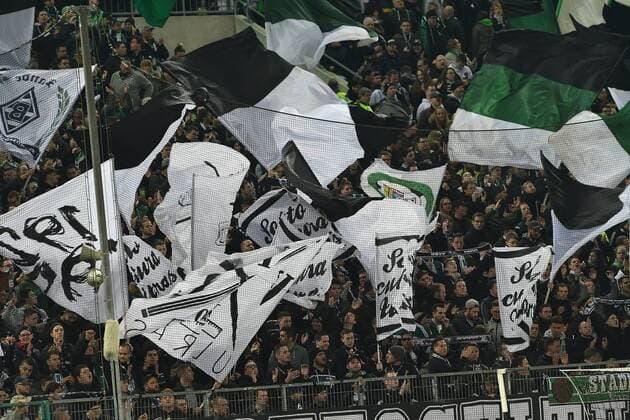 GER, Borussia Mönchengladbach (GER) vs. AC Florenz ( ITA) 16.02.2017, Borussia Park , Moenchengladbach , EL, Sechzehntelfinale, Hinspiel GER, Borussia Mönchengladbach (GER) vs. AC Florenz ( ITA) im Bild: Fans, freundlich, Stimmung, farbenfroh, Nationalfarbe, geschminkt, Emotionen, gladbach Foto © nordphoto Meuter nordphotox xMeuter