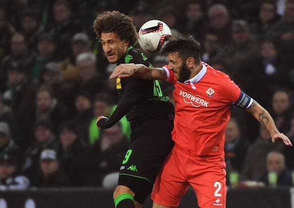 16.02.2017, xjhx, Fussball Europa League, Borussia Moenchengladbach - AC Florenz, emspor, v.l. Fabian Johnson (Borussia Mönchengladbach), Gonzalo Rodriuez (AC Florenz) Moenchengladbach