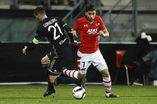 Fußball, EL, AZ Alkmaar - Olympique Lyon (l-r) Maxime Gonalons of Olympique Lyon, Alireza Jahanbakhsh of AZ Alkmaarduring the UEFA Europa League round of 32 match between AZ Alkmaar and Olympique Lyonnais on February 16, 2017 at the AFAS stadium in Alkmaar, The Netherlands. AZ v Olympique Lyon UEFA Europa League 2016 2017 xVIxxIVx 7131469