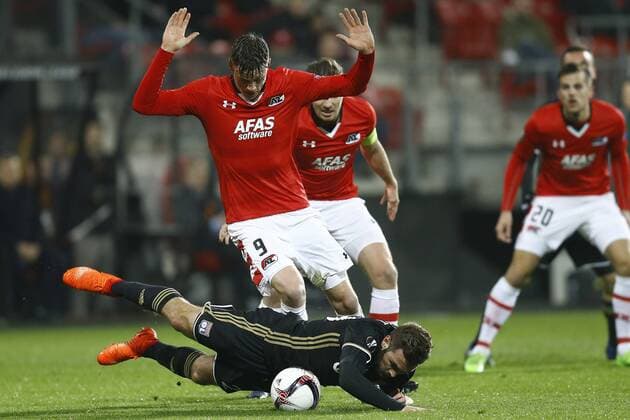 Fußball, EL, AZ Alkmaar - Olympique Lyon (l-r) Wout Weghorst of AZ Alkmaar, Lucas Tousart of Olympique Lyonduring the UEFA Europa League round of 32 match between AZ Alkmaar and Olympique Lyonnais on February 16, 2017 at the AFAS stadium in Alkmaar, The Netherlands. AZ v Olympique Lyon UEFA Europa League 2016 2017 xVIxxIVx 7131478