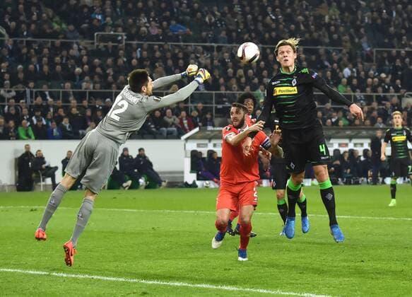 16.02.2017, Fussball, UEFA Europa League, Saison 2016 2017, Zwischenrunde, Borussia Moenchengladbach - AC Florenz, v.re., Jannik Vestergaard (Borussia Moenchengladbach), Gonzalo Rodriguez (AC Florenz), Torwart Ciprian Tatarusanu (AC Florenz)