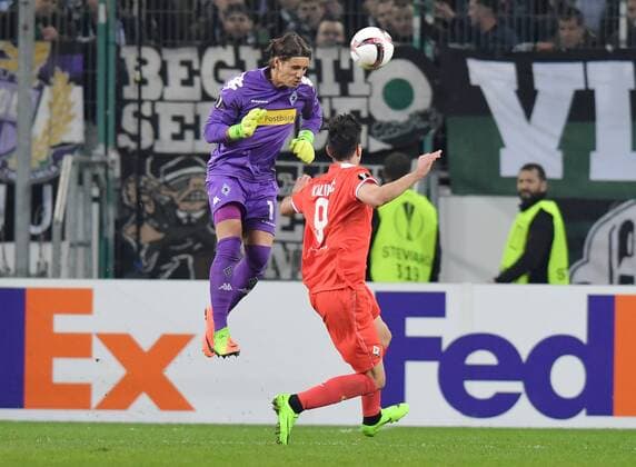 16.02.2017, Fussball, UEFA Europa League, Saison 2016 2017, Zwischenrunde, Borussia Moenchengladbach - AC Florenz, Torwart Yann Sommer (Borussia Moenchengladbach), li., mit einem Kopfball gegen Nikola Kalinic (AC Florenz)