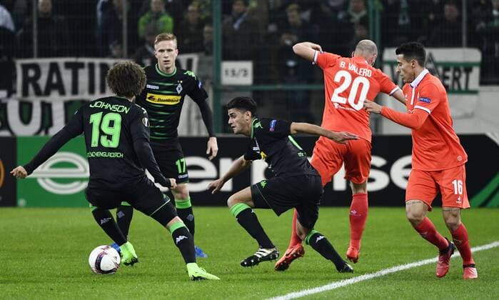 Borussia-Park Mönchengladbach 16.2.2017 Europa League 2016 17 Zwischenrunde, Hinspiel, Borussia Mönchengladbach (Moenchengladbach, Gladbach) vs. AC Florenz --- v.li: Fabian Johnson (Gladbach), Oscar Wendt (Gladbach), Mahmoud Dahoud (Gladbach), Borja Valero (Florenz),Cristian Tello (Florenz)