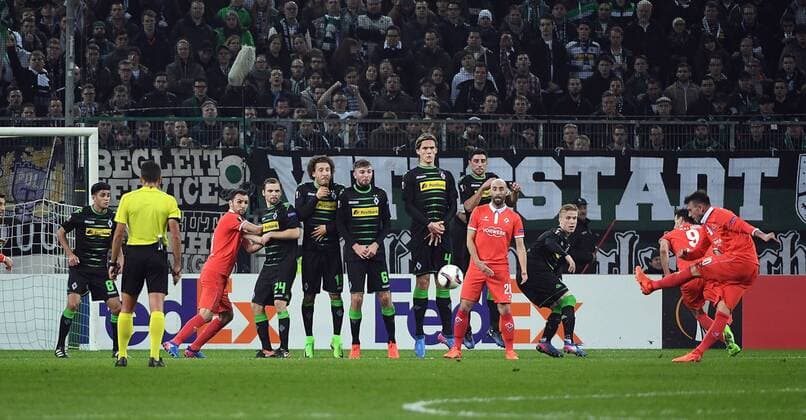 16.02.2017, xjhx, Fussball Europa League, Borussia Moenchengladbach - AC Florenz, emspor, v.l. Federico Bernardeschi (AC Florenz) Goal scored, Tor zum 0:1 Moenchengladbach