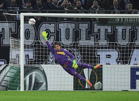 16.02.2017, xjhx, Fussball Europa League, Borussia Moenchengladbach - AC Florenz, emspor, v.l. Yann Sommer (Borussia Mönchengladbach), Federico Bernardeschi (AC Florenz) Goal scored, Tor zum 0:1 Moenchengladbach