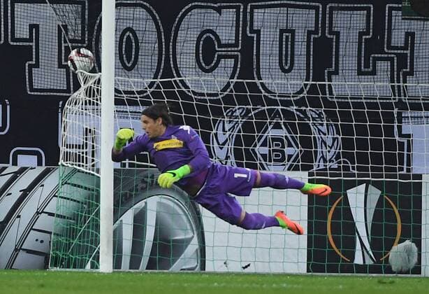 16.02.2017, xjhx, Fussball Europa League, Borussia Moenchengladbach - AC Florenz, emspor, v.l. Yann Sommer (Borussia Mönchengladbach), Federico Bernardeschi (AC Florenz) Goal scored, Tor zum 0:1 Moenchengladbach