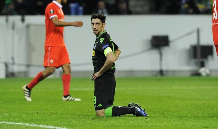 Fussball, UEFA Europe League, Herren, Saison 2016 2017, Borussia Park: Bor. Mönchengladbach (schwarz) - AC Florenz (rot); Lars Stindl (Gladbach) enttäuscht nach vergebener Torchance. Enttäuschung, Frust, Aktion, Einzelbild.
