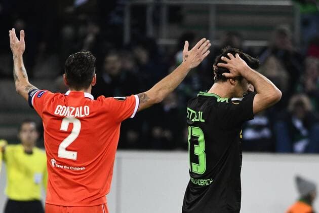Borussia-Park Mönchengladbach 16.2.2017 Europa League 2016 17 Zwischenrunde, Hinspiel, Borussia Mönchengladbach (Moenchengladbach, Gladbach) vs. AC Florenz --- Gonzalo Rodriguez (Florenz) jubelt, Lars Stindl (MGLB) rauft sich die Haare