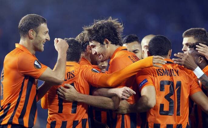 Bilder des Tages - SPORT Fußball, EL, Celta de Vigo - Schachtar Donezk Shaktar Donetsk s Argentinian striker Gustavo Blanco (C) jubilates a goal with his teammates, the first against Celta de Vigo, during their Euroleague round of 32 first leg match at Balaidos stadium in Vigo, Pontevedra, Spain, 16 February 2017. CELTA DE VIGO VS. SHAKTAR DONETSK !ACHTUNG: NUR REDAKTIONELLE NUTZUNG!  Copyright: xLavandeiraxJrx VIG001 20170216-636228723526900728
