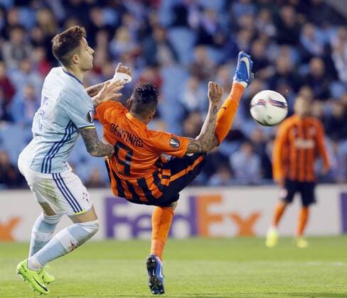 Fußball, EL, Celta de Vigo - Schachtar Donezk Celta de Vigo s Hugo Mallo (L) vies for the ball with Dentino of Shakthar Donetsk during their Euroleague round of 32 first leg match at Balaidos stadium in Vigo, Pontevedra, Spain, 16 February 2017. CELTA DE VIGO VS. SHAKTHAR DONETSK !ACHTUNG: NUR REDAKTIONELLE NUTZUNG!  Copyright: xLavandeiraxjrx VIG001 20170216-636228727521449294