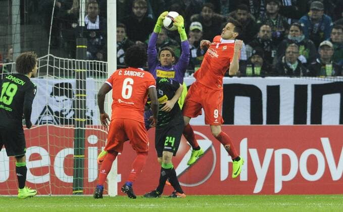 Fussball, UEFA Europe League, Herren, Saison 2016 2017, Borussia Park: Bor. Mönchengladbach (schwarz) - AC Florenz (rot); Yann Sommer (Gladbach), Tony Jantschke (Gladbach), Carlos Sanchez (Florenz), Nikola Kalinic (Florenz), Aktion.
