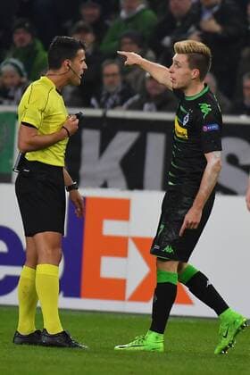 GER, Borussia Mönchengladbach (GER) vs. AC Florenz ( ITA) 16.02.2017, Borussia Park , Moenchengladbach , EL, Sechzehntelfinale, Hinspiel GER, Borussia Mönchengladbach (GER) vs. AC Florenz ( ITA) im Bild: Patrick Herrmann (Gladbach 7), ist mit einer Entscheidung nicht einverstanden und diskutiert hitzig it Jesus Gil Manzano (ESP) (Schiedsrichter, referee, unpateiischer,) Foto © nordphoto Meuter nordphotox xMeuter