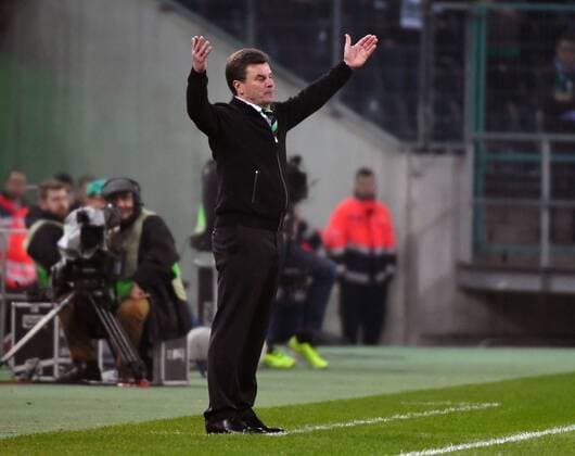 16.02.2017, xjhx, Fussball Europa League, Borussia Moenchengladbach - AC Florenz, emspor, v.l. Trainer Dieter Hecking (Borussia Mönchengladbach) gibt Anweisungen, gestikuliert, mit den Armen gestikulieren gives instructions, gesticulate. Moenchengladbach