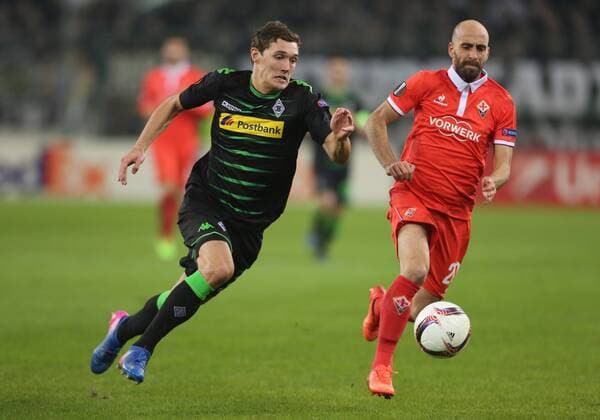 Gladbach, Germany 16.02.2017, Europa League, round of 32, 1st leg, Borussia Moenchengladbach - ACF Fiorentina, Zweikampf Andreas Christensen (Moenchengladbach, L) gegen Borja Valero (ACF). ( DeFodi512