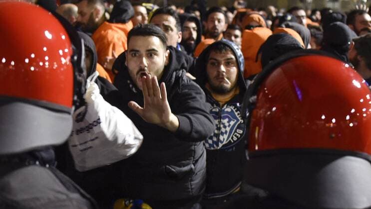 Bilder des Tages - SPORT Fußball, EL, Athletic Bilbao - APEOL Nikosia, Fanmarsch der Nikosia Anhänger vor Spielbeginn Nicosia Apoel s fans confront Ertzaintza policemen near San Mames stadium before the Euro League round of 32 first leg match between Athletic Club and Apoel, in San Sebastian, Basque Country, Spain, 16 February 2017. A fight between the fans of both teams left one wounded from the Cypriot team yesterday and several people identified by the Ertzaintza police. FIGHT BETWEEN ATHLETIC AND APOEL FANS LEAVES ONE WOUNDED !ACHTUNG: NUR REDAKTIONELLE NUTZUNG!  Copyright: xMiguelxTonax PVA001 20170216-636228751906091580