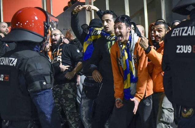Fußball, EL, Athletic Bilbao - APEOL Nikosia, Fanmarsch der Nikosia Anhänger vor Spielbeginn Nicosia Apoel s fans confront Ertzaintza policemen near San Mames stadium before the Euro League round of 32 first leg match between Athletic Club and Apoel, in San Sebastian, Basque Country, Spain, 16 February 2017. A fight between the fans of both teams left one wounded from the Cypriot team yesterday and several people identified by the Ertzaintza police. FIGHT BETWEEN ATHLETIC AND APOEL FANS LEAVES ONE WOUNDED !ACHTUNG: NUR REDAKTIONELLE NUTZUNG!  Copyright: xMiguelxTonax PVA001 20170216-636228751942439114