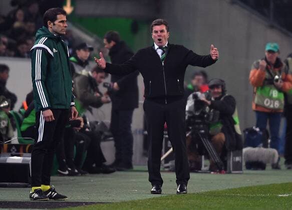 16.02.2017, xjhx, Fussball Europa League, Borussia Moenchengladbach - AC Florenz, emspor, v.l. Trainer Dieter Hecking (Borussia Mönchengladbach) gibt Anweisungen, gestikuliert, mit den Armen gestikulieren gives instructions, gesticulate. Moenchengladbach