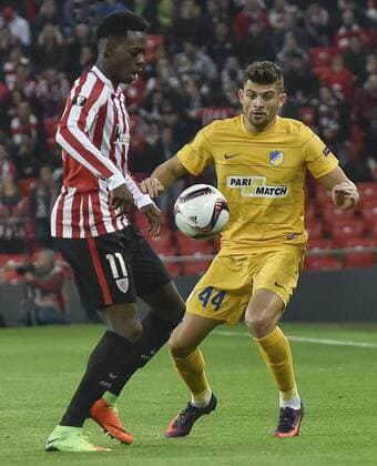 Athletic Bilbao s striker Inaki Williams (L) vies for the ball with Apoel s defemder Nicholas Ioannou during their Euro League round of 32 first leg match at San Mames stadium in San Sebastian, Basque Country, Spain, 16 February 2017. ATHLETIC CLUB VS. APOEL !ACHTUNG: NUR REDAKTIONELLE NUTZUNG!  Copyright: xMiguelxTonax PVA001 20170216-636228773683155038