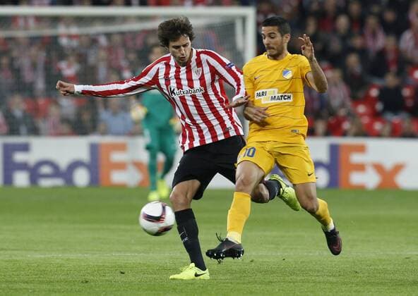 Athletic Bilbao s midfielder Ander Iturraspe (L) vies for the ball with Apoel s Argentinian midfielder Facundo Bertoglio during their Euro League round of 32 first leg match at San Mames stadium in San Sebastian, Basque Country, Spain, 16 February 2017. ATHLETIC CLUB VS. APOEL !ACHTUNG: NUR REDAKTIONELLE NUTZUNG!  Copyright: xLuisxTejidox PVA001 20170216-636228775222237294