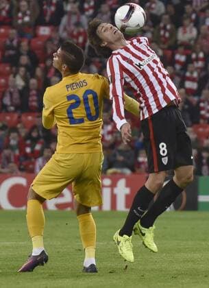 Athletic Bilbao s midfielder Ander Iturraspe (R) vies for the ball with Apoel s Cypriot striker Pieros Soteriou during their Euro League round of 32 first leg match at San Mames stadium in San Sebastian, Basque Country, Spain, 16 February 2017. ATHLETIC CLUB VS. APOEL !ACHTUNG: NUR REDAKTIONELLE NUTZUNG!  Copyright: xMiguelxTonax PVA001 20170216-636228775870408984