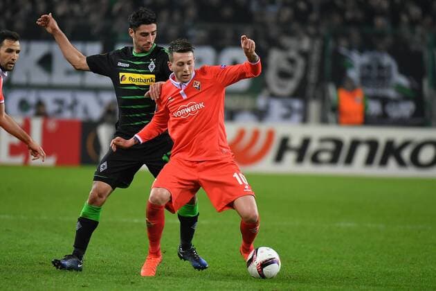 GER, Borussia Mönchengladbach (GER) vs. AC Florenz ( ITA) 16.02.2017, Borussia Park , Moenchengladbach , EL, Sechzehntelfinale, Hinspiel GER, Borussia Mönchengladbach (GER) vs. AC Florenz ( ITA) im Bild: Federico Bernardeschi (AC Florenz 10) re gegen Lars Stindl (Gladbach 13), Foto © nordphoto Meuter nordphotox xMeuter