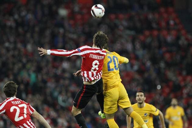Fußball, EL, Athletic Bilbao - APEOL Nikosia 16 02 2017 Bilbao, Spanien - Fussball, Europa League, Athletic Bilbao vs. APOEL Nikosia: Ander Iturraspe, Pieros Sotiriou  xDAVIDxS.xBUSTAMANTEx xx