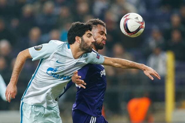 Zenit s defender Luis Neto and Anderlecht s Isaac Kiese Thelin fight for the ball during a game between Belgian soccer team RSC Anderlecht and Russian team FC Zenit, first-leg of the 1 16 finals of the Europa League competition, Thursday 16 February 2017, in Brussels. BRUNOxFAHY  x05049087x