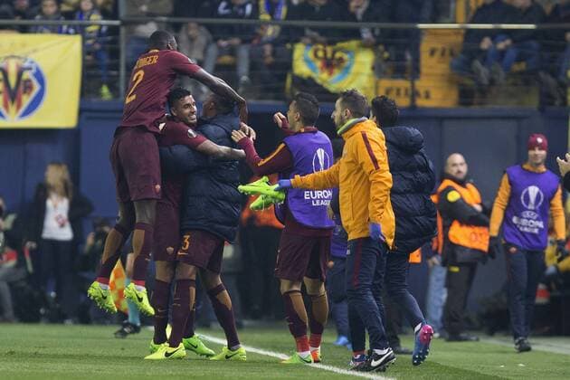 As Roma s players jubilate a goal against Villarreal during their Europa League round of 32 first leg match at La Ceramica stadium in Villarreal, Valencian Community, Spain, 16 February 2017. VILLARREAL VS. AS ROMA !ACHTUNG: NUR REDAKTIONELLE NUTZUNG!  Copyright: xDomenechxCastellox CVA001 20170216-636228792501043768