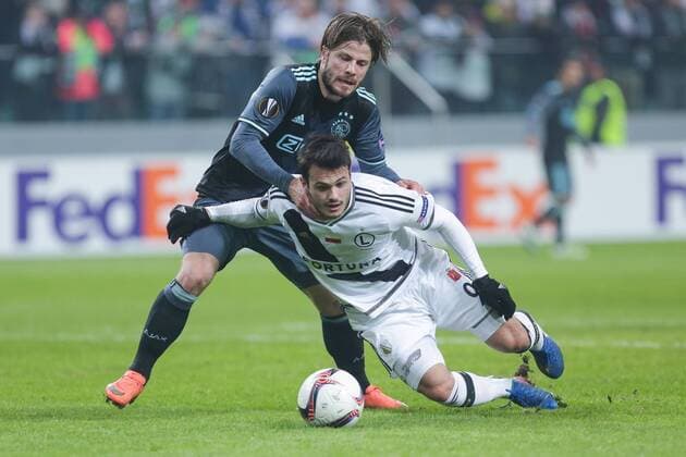 Warschau, Polen - Fussball, Europa League, Legia Warschau vs. Ajax Amsterdam: LASSE SCHONE WALERI KAZAISZWILI  20170216CSMP0052