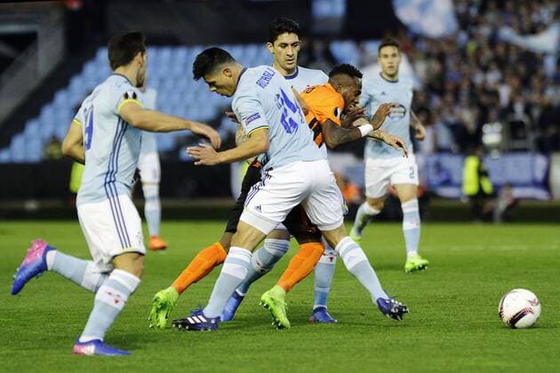 Fußball, EL, Celta de Vigo - Schachtar Donezk February 16, 2017 - Vigo, Pontevedra, Spain - Fred Rodrigues midfielder of Shakhtar Donetsk (8) battles for the ball with Facundo Roncaglia defender of Celta de Vigo (24) during the UEFA Europa League Round of 16 first leg match between Celta de Vigo and Shakhtar Donetsk at Balaidos Stadium on February 16, 2017 in Vigo, Spain. Celta Vigo v Shakhtar Donetsk - UEFA Europa League Round of 32: First Leg  - ZUMAn230 20170216_zaa_n230_297 Copyright: xJosexManuelxAlvarezxReyx