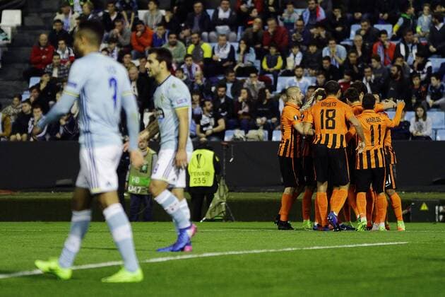 Fußball, EL, Celta de Vigo - Schachtar Donezk February 16, 2017 - Vigo, Pontevedra, Spain - Players of Shakhtar Donetsk celebrate their first goal during the UEFA Europa League Round of 16 first leg match between Celta de Vigo and Shakhtar Donetsk at Balaidos Stadium on February 16, 2017 in Vigo, Spain. Celta Vigo v Shakhtar Donetsk - UEFA Europa League Round of 32: First Leg  - ZUMAn230 20170216_zaa_n230_299 Copyright: xJosexManuelxAlvarezxReyx