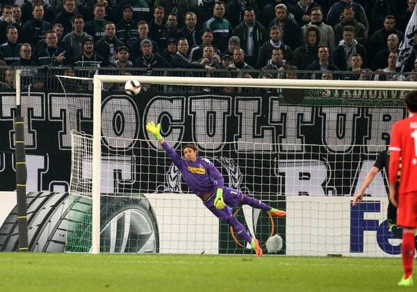 Europa-League : Borussia Mönchengladbach--AC Florenz Yann Sommer (BMG) ist machtlos, es steht 0:1. Europa-League : Borussia Mönchengladbach--AC Florenz