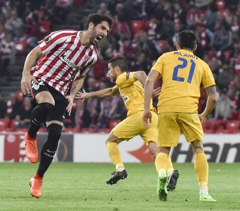 Athletic Bilbao s midfielder Raul Garcia (L) complains after a stomp by Apoel s Bulgarian defender Zhivko Milanov during the Euro League round of 32 first leg match between Athletic Club and Apoel at San Mames stadium in San Sebastian, Basque Country, Spain, 16 February 2017. ATHLETIC CLUB VS. APOEL !ACHTUNG: NUR REDAKTIONELLE NUTZUNG!  Copyright: xMiguelxTonax PVA001 20170216-636228820394477388