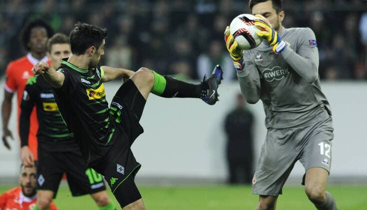 Fussball, UEFA Europe League, Herren, Saison 2016 2017, Borussia Park: Bor. Mönchengladbach (schwarz) - AC Florenz (rot) 0:1; Lars Stindl (Gladbach), Ciprian Tatarusanu (Florenz), Aktion.