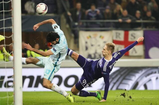 Zenit s defender Luis Neto and Anderlecht s Lukasz Teodorczyk fight for the ball during a game between Belgian soccer team RSC Anderlecht and Russian team FC Zenit, first-leg of the 1 16 finals of the Europa League competition, Thursday 16 February 2017, in Brussels. VIRGINIExLEFOUR  x05049134x